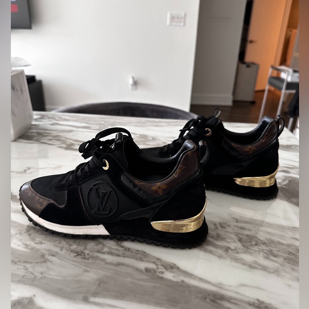 LV sneakers,comes with the bag and dust bag, barely used